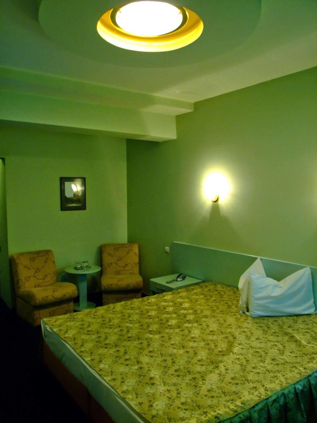 Hotel Regat Pitesti Exterior photo