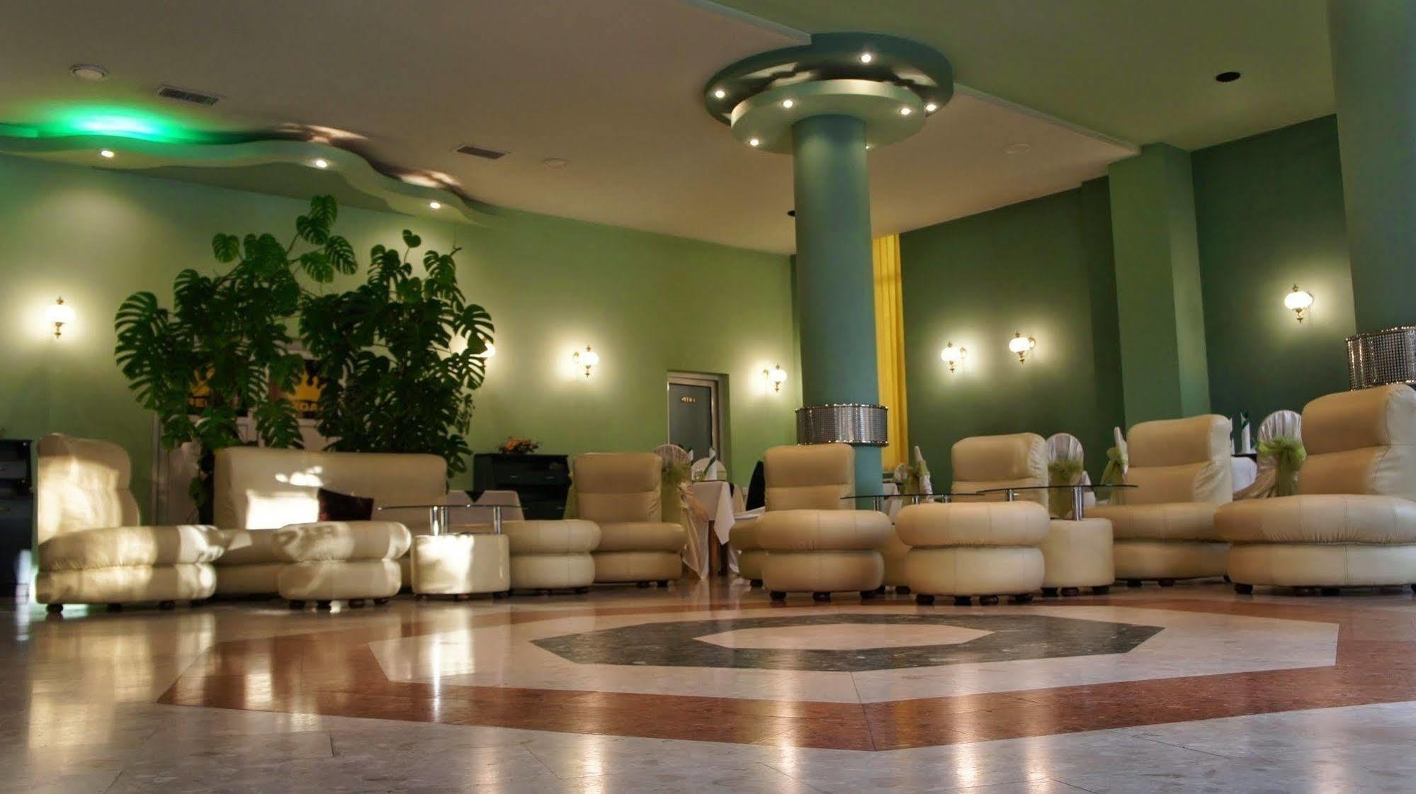 Hotel Regat Pitesti Exterior photo